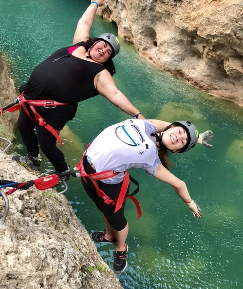 Madre e hija en la Ferrata del Ventano del Diablo sobre el Júcar